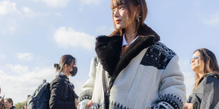 Dự show Louis Vuitton, Châu Bùi xuất hiện trên trang của Tạp chí thời trang hàng đầu Singapore