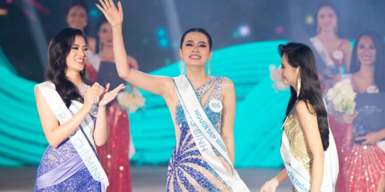 Đinh Như Phương bật khóc khi nhận vương miện Hoa hậu Biển Đảo Việt Nam 2022 giá trị 3,9 tỷ đồng