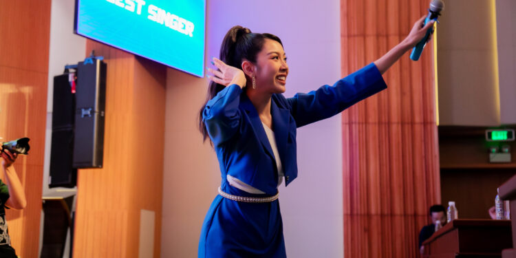 Thúy Vân mang ca khúc debut đến talkshow sinh viên hát tặng khán giả