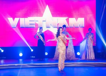 Đoạt chiếc vương miện danh giá, Phan Kim Oanh lộng lẫy đăng quang Mrs Grand International 2022