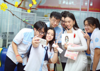 HOA HẬU BAN MAI VỀ THĂM TRƯỜNG CŨ TRI ÂN NGÀY NHÀ GIÁO VIỆT NAM