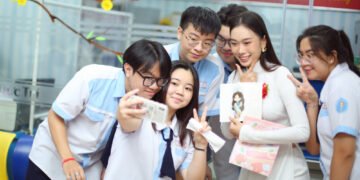 HOA HẬU BAN MAI VỀ THĂM TRƯỜNG CŨ TRI ÂN NGÀY NHÀ GIÁO VIỆT NAM