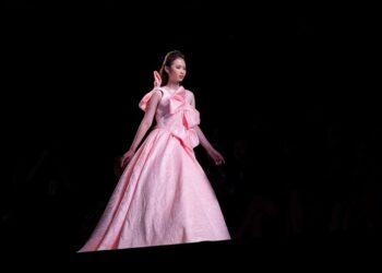 Mẫu nhí Bảo Hà sánh bước cùng hoa hậu Ngọc Châu, siêu mẫu Minh Tú tại Sixdo Fashion Show