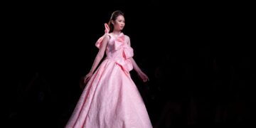 Mẫu nhí Bảo Hà sánh bước cùng hoa hậu Ngọc Châu, siêu mẫu Minh Tú tại Sixdo Fashion Show