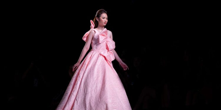 Mẫu nhí Bảo Hà sánh bước cùng hoa hậu Ngọc Châu, siêu mẫu Minh Tú tại Sixdo Fashion Show