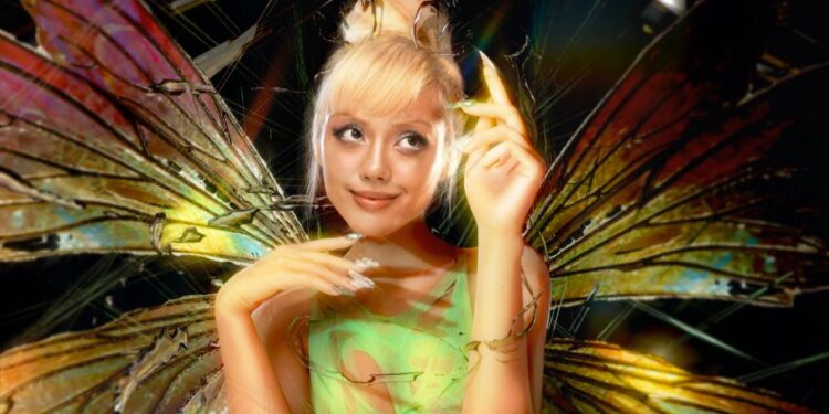 Hoá thân thành nàng tiên Tinker Bell huyền ảo, Khánh Linh đầu tư luôn hiệu ứng 3D để chiều lòng fan