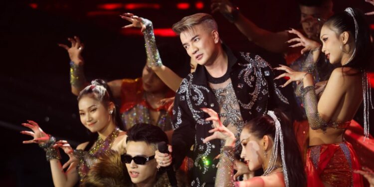 Đàm Vĩnh Hưng làm bùng cháy Hạ Long trong live concert tiền tỷ