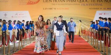 DÀN NGHỆ SĨ TRÊN THẢM ĐỎ LIÊN HOAN PHIM QUỐC TẾ HÀ NỘI