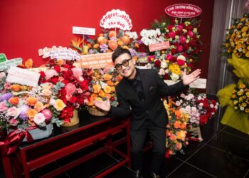 Dàn sao đình đám Vbiz tề tựu tại đêm diễn khai trương phòng trà Bến Thành