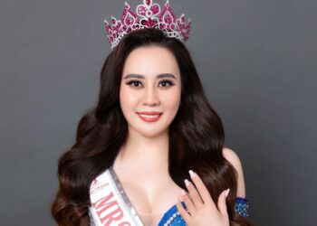 Phan Kim Oanh mang trang phục Dạ hội của NTK Brian Võ đến Mrs Grand International 2022