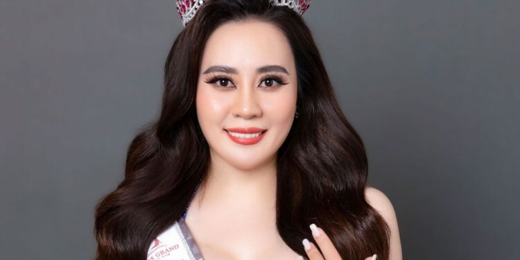 Phan Kim Oanh mang trang phục Dạ hội của NTK Brian Võ đến Mrs Grand International 2022