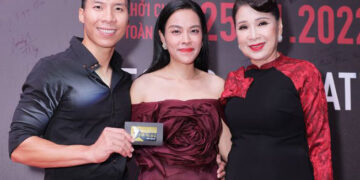 Phim điện ảnh đầu tay Hạnh Phúc Máu của Dược sĩ Tiến chính thức được công chiếu, gây ấn tượng bởi độ đầu tư “khủng”