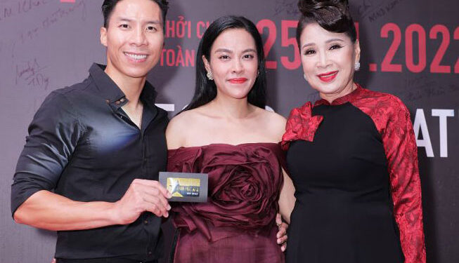 Phim điện ảnh đầu tay Hạnh Phúc Máu của Dược sĩ Tiến chính thức được công chiếu, gây ấn tượng bởi độ đầu tư “khủng”