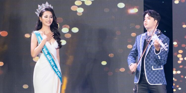 Những khoảnh khắc xúc động của Đinh Như Phương tại buổi về thăm trường ĐH Hutech