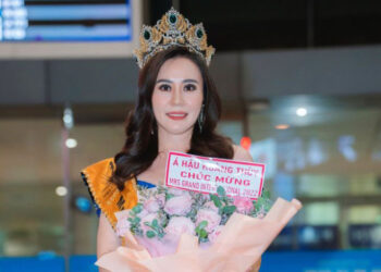 Hoa hậu Phan Kim Oanh hạnh phúc trong vòng tay người hâm mộ ngày trở về