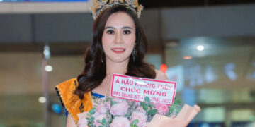 Hoa hậu Phan Kim Oanh hạnh phúc trong vòng tay người hâm mộ ngày trở về