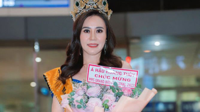 Hoa hậu Phan Kim Oanh hạnh phúc trong vòng tay người hâm mộ ngày trở về