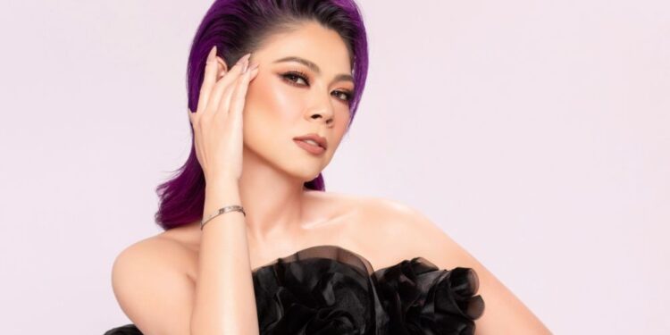 Ca sĩ Thanh Thảo mới lạ với màu tóc tím