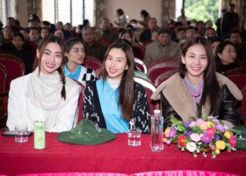 Thùy Tiên được fan vây kín khi làm từ thiện tại Hà Tĩnh