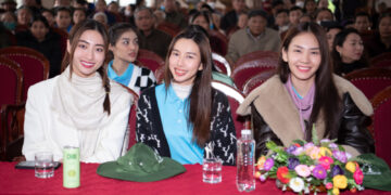 Thùy Tiên được fan vây kín khi làm từ thiện tại Hà Tĩnh