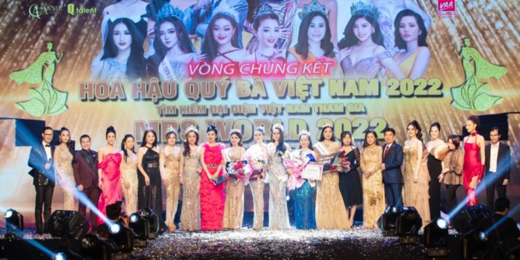 25 gương mặt xuất sắc nhất lộng lẫy trong đêm chung kết Hoa hậu Qúy bà Việt Nam 2022