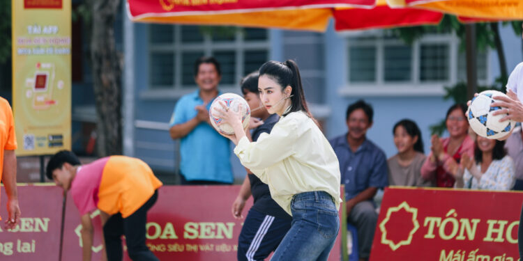 Tấn Trường gánh team, “tố” Hà Thu chơi ăn gian nhưng chỉ ném được 2 quả bóng vào lưới