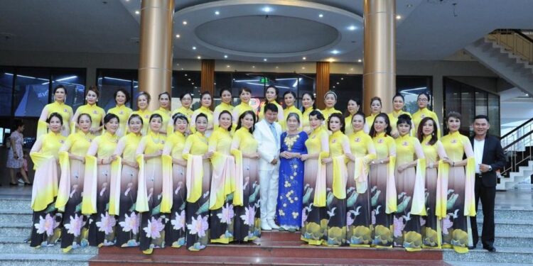 CLB Ca nhạc dân tộc thời trang xưa và nay: 22 năm một chặng đường rực rỡ