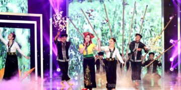 Bé Bảo Ngọc gây ấn tượng với trang phục sặc sỡ mang phong cách “con nít hiện đại”