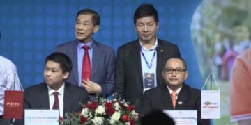 “Thiếu gia” Hiếu Nguyễn đại diện IPPG ký kết cùng hệ thống FPT Fschools