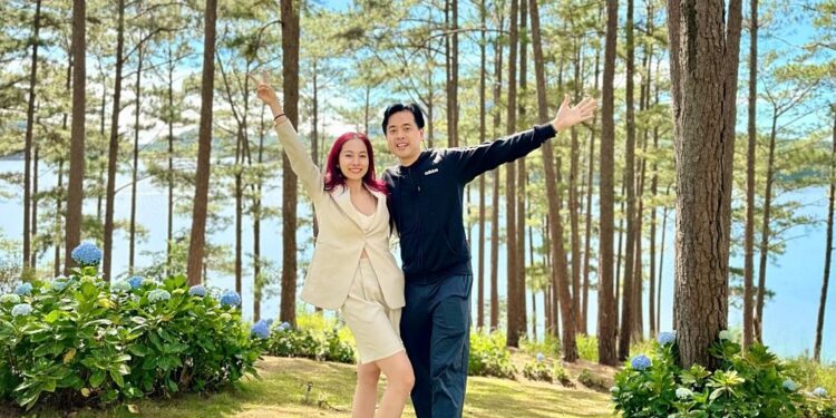 Dương Khắc Linh – Sara Lưu thích thú với chuyến du lịch phượt cùng hội bạn thân