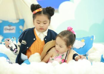 Thích thú loạt ảnh “mẹ mẹ con con” Vân Trang – Queenie trong Thử Thách Lớn Khôn mùa 2