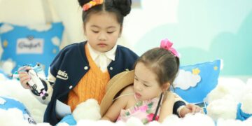 Thích thú loạt ảnh “mẹ mẹ con con” Vân Trang – Queenie trong Thử Thách Lớn Khôn mùa 2