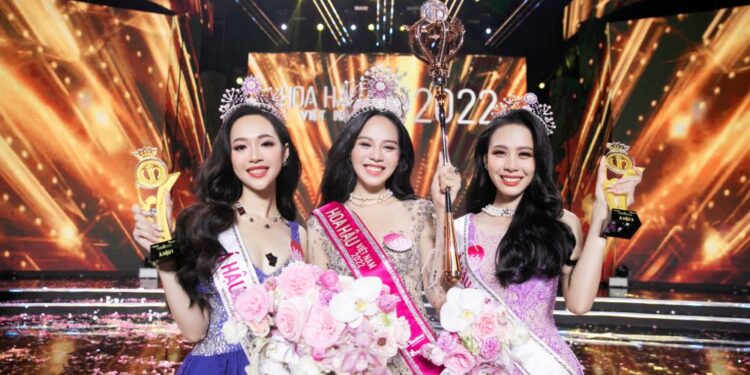 Huỳnh Thị Thanh Thủy lộng lẫy đăng quang Hoa hậu Việt Nam 2022