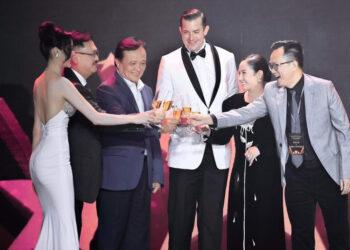 “Nữ hoàng ngành làm đẹp Việt” khoe dáng bên “Ông hoàng nhạc Việt”