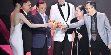 “Nữ hoàng ngành làm đẹp Việt” khoe dáng bên “Ông hoàng nhạc Việt”