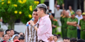 Đàm Vĩnh Hưng mướt mồ hôi, Dương Triệu Vũ ‘quẩy’ hết mình mang xuân về trại giam