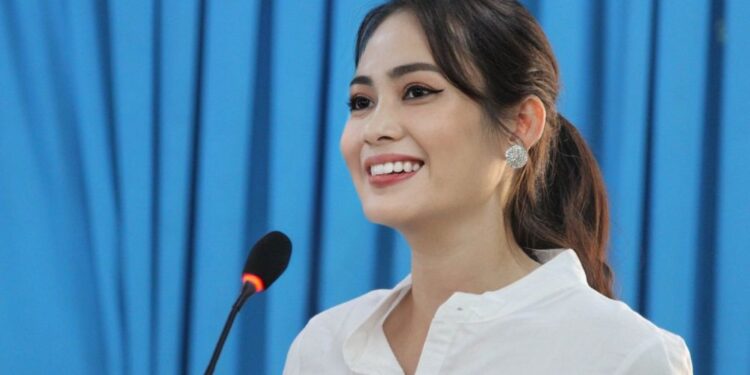 Hoa hậu Qúy bà Việt Nam Bích Hạnh mang yêu thương về với bà con nghèo Ninh Thuận