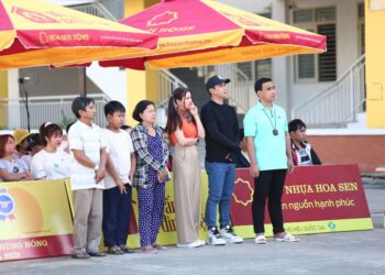 MC Quyền Linh, Kha Ly khóc hết nước mắt trước hoàn cảnh của các em nhỏ mồ côi