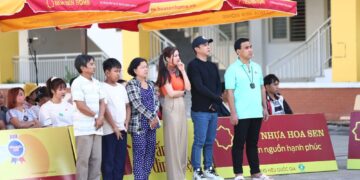 MC Quyền Linh, Kha Ly khóc hết nước mắt trước hoàn cảnh của các em nhỏ mồ côi