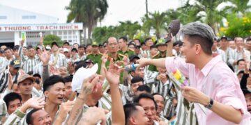 Đàm Vĩnh Hưng quẩy cực sung khi biểu diễntrong trại giam