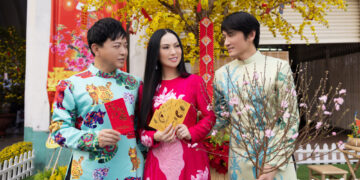 Ca sĩ Hà Phương du xuân cùng các em nhỏ kém may mắn ngày đầu năm