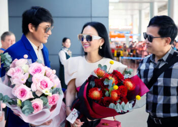 Vừa đáp xuống sân bay Việt Nam, Hà Phương được Trần Sang, Thái San đón chào nhiệt tình
