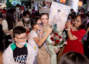 Hoa hậu Trần Hà Trâm Anh diện áo dài trở về nước, được chào đón nồng nhiệt tại sân bay ngày trở về