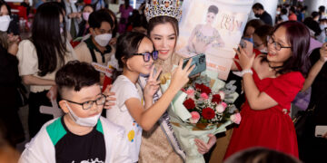 Hoa hậu Trần Hà Trâm Anh diện áo dài trở về nước, được chào đón nồng nhiệt tại sân bay ngày trở về