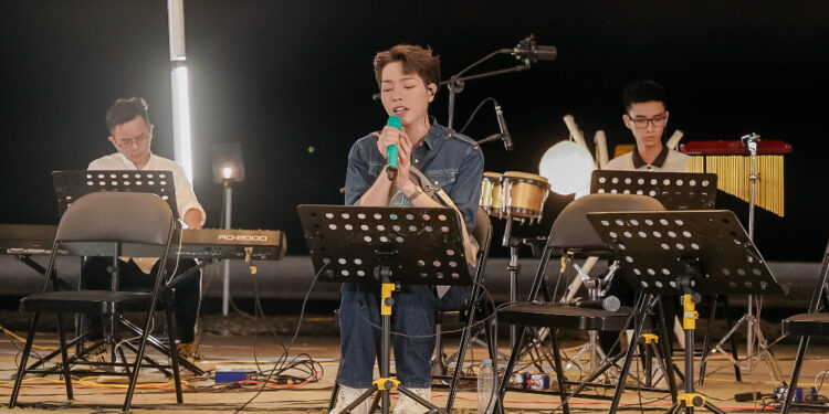 Liệu Đức Phúc có vượt qua cái bóng của Mono khi thể hiện “Waiting for you”?