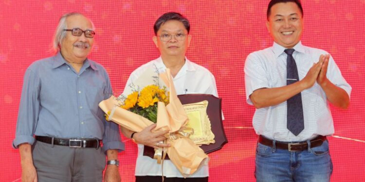 BST tranh của họa sĩ Đặng Quý Khoa được vinh danh tại Giải Mai Vàng 2022