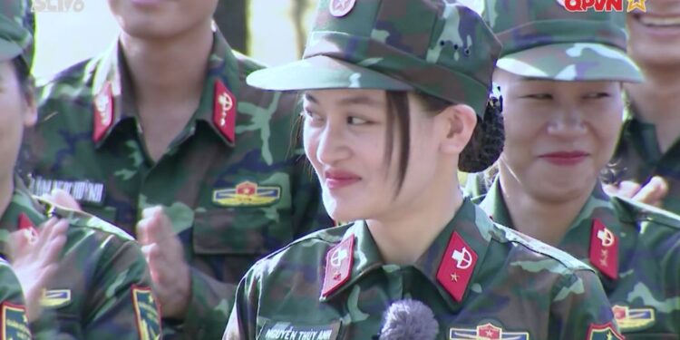 Trang Hý bị Võ Hoàng Yến đề nghị “Tém lại” trước chàng quân nhân hợp tuổi