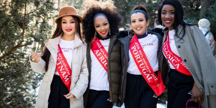 Cùng thần thái ngút ngàn, Hoa hậu Hoàng Thanh Nga đẹp rạng ngời trên sàn đấu Mrs Universe 2022