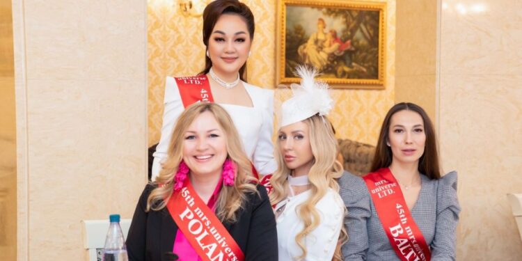 Hoa hậu Hoàng Thanh Nga đẹp rạng ngời trên sàn đấu Mrs Universe 2022