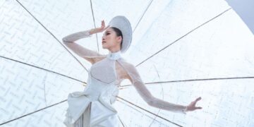 THANH THANH HUYỀN KHOE ẢNH DIỆN “BÁNH TRÁNG”, SẴN SÀNG TỎA SÁNG CÙNG VÁY DẠ HỘI CỦA LÊ THANH HÒA